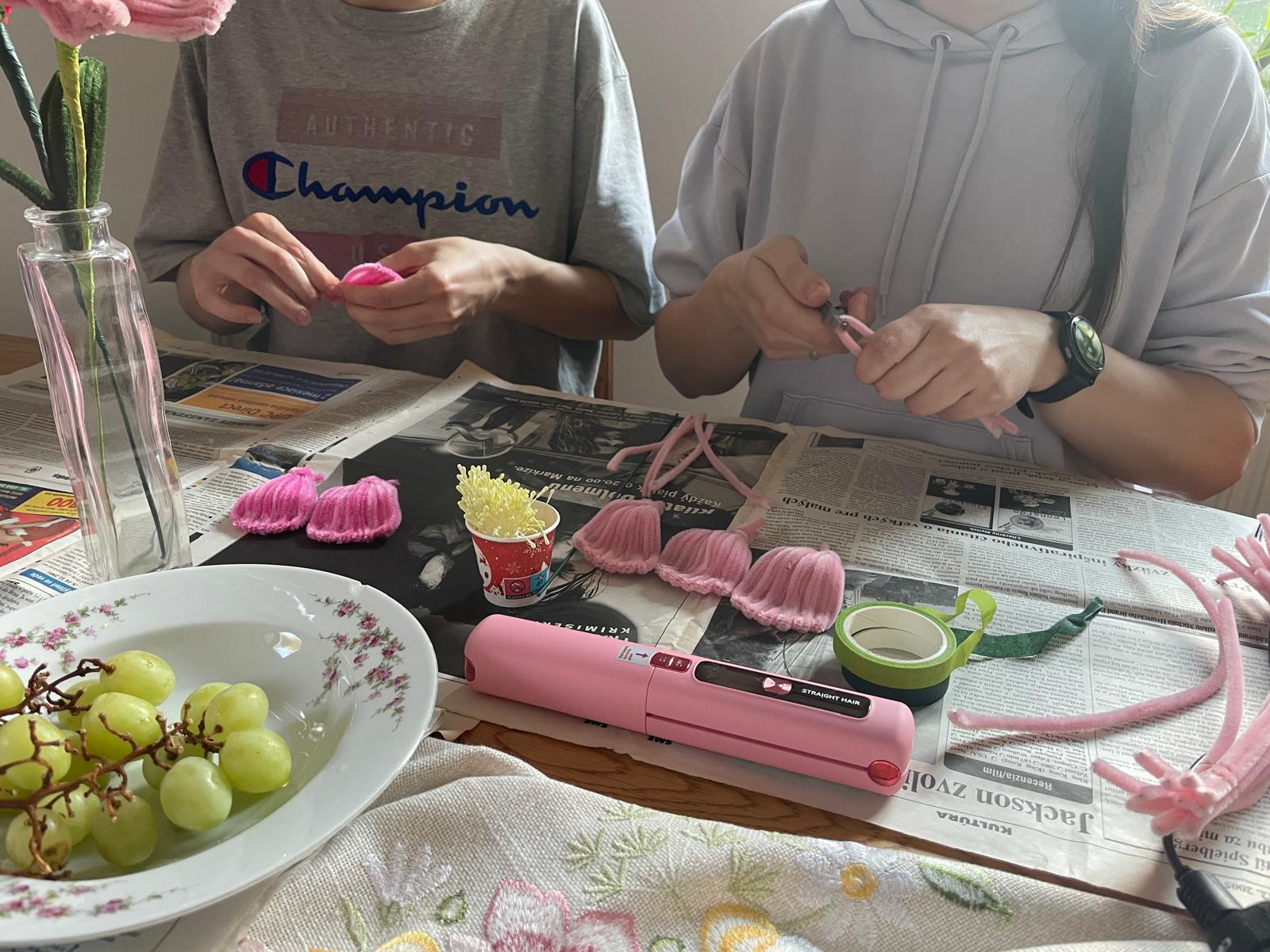 Handarbeit bei der Herstellung von Drahtblumen in Österreich