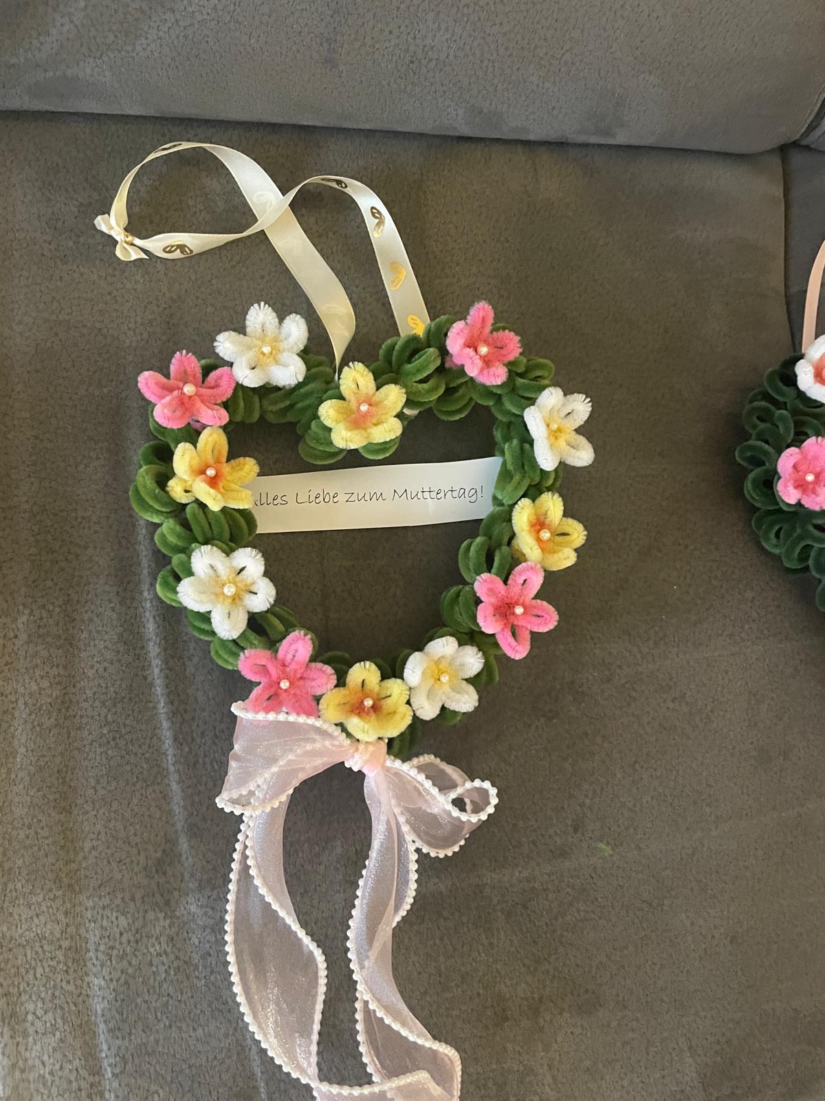 Handgemachtes Blumenherz als saisonales Verkaufsprodukt